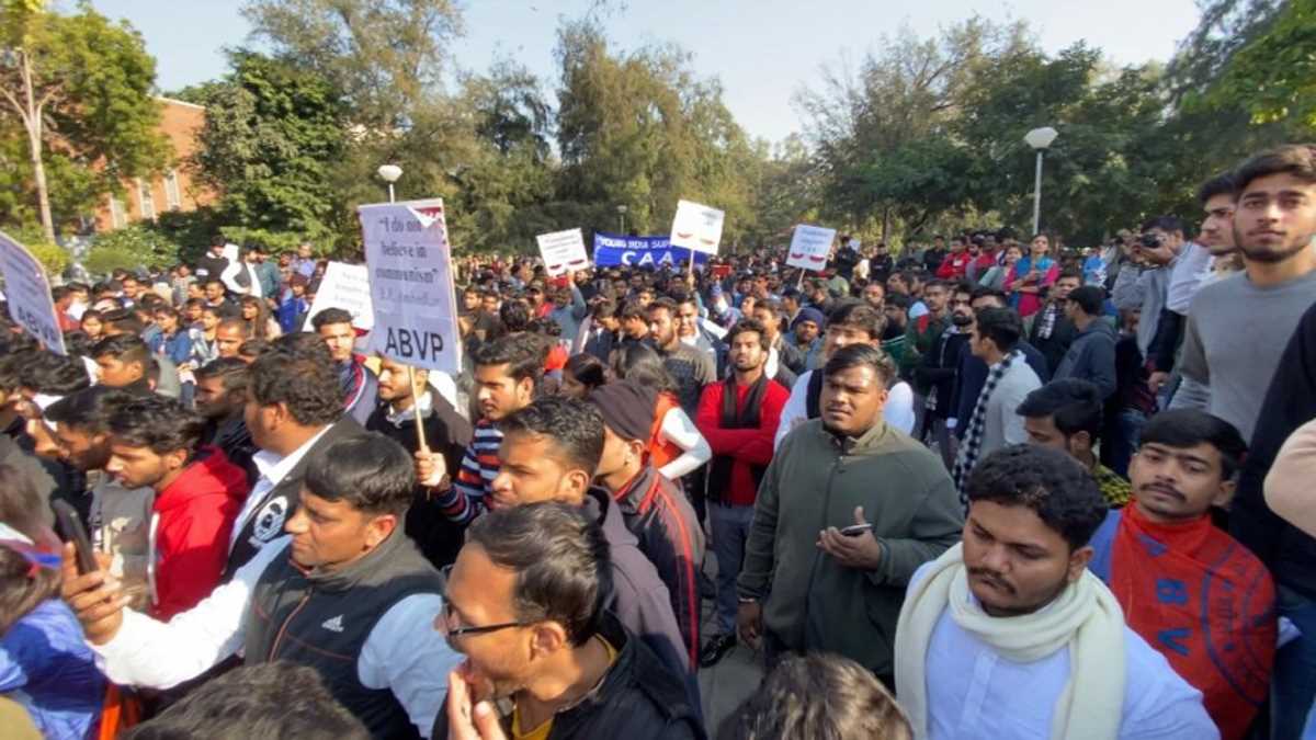 डूसू चुनाव : छात्रों ने एक-दूसरे पर लगाया मारपीट और तोड़फोड़ का आरोप डूसू चुनाव : छात्रों ने एक-दूसरे पर लगाया मारपीट और तोड़फोड़ का आरोप